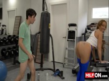 Chico adolescente follando con dos zorras maduras cachondas y tetonas en el gimnasio - Ryan Keely, Richelle Ryan, Ricky Spanish
