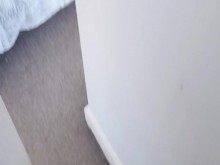 Siendo pillada follándome el coño mojado viendo porno