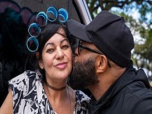 madura pierde su culo apretado durante el viaje en autobús