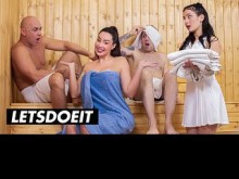 MILF infiel se folla a un semental maduro en la sauna delante de su novio - MILF LATINA