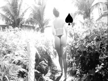 Esposa exhibicionista en la playa en tanga caminando. El cornudo voyeur filmándolo todo.