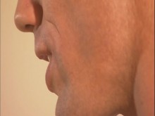 Mamá puta morena montando una polla