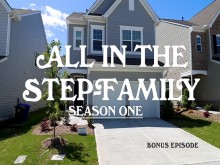 Madrastra madura debajo de la mesa con la dura polla de su hijastro en el desayuno ~ Kymber Leigh