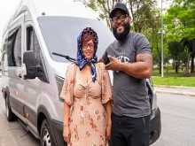 Pelirroja gorda con culo maduro estirado mientras conduce el autobús