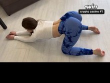 "¿Puedes ayudarme a cambiar de posición?" - Una madrastra muy sexy hizo ejercicios con mallas ajustadas y descalza