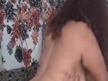 Mientras mi papá trabaja, mi madrastra sigue saltando sobre mi polla.