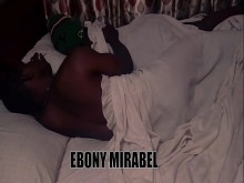 Ébano caliente siente miel en la noche pero no sabe cómo lidiar con eso.