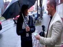 Ama de casa alemana madura con calzas de cuero follada en un casting callejero