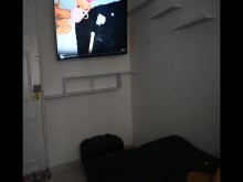 Me masturbo mientras miro mi pagina porno