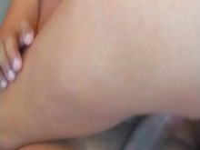 Milf en pantalones cortos de jean se corre dos veces