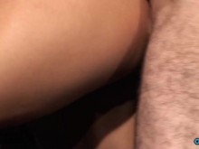 Vaquera inversa con una gran polla le da a la milf rubia en medias un fuerte orgasmo