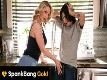 SPANKBANG GOLD - "Podría ser nuestro pequeño secreto" - Madrastra rubia quiere la polla de su hijastro