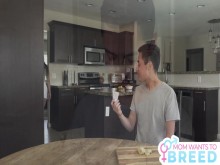 La MILF guarra y sucia Jennifer White desliza sus bragas hacia un lado y se sienta en la gran polla de su hijastro T1: E1