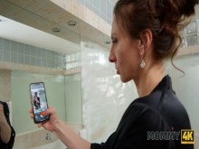 MAMI4K. La MILF Janet Alfano se folló al novio de su hijo en el baño