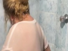 Se ducha y después se pone cachonda mujer latina culona