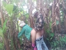 Campesina colombiana rubia es follada por su jefe en la granja