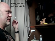 ¡Dos polvos apasionados de cónyuges temporalmente separados, reales y virtuales! El marido entrena a su puta esposa en un chat privado virtual, ¡y al día siguiente se folla duro a su hijo de puta en la realidad!