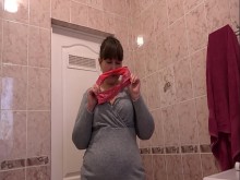 Las bragas de su novia excitaron a una bbw madura. Masturbación fetichista inusual casera y olfateo de bragas. Amateur de milf gordita y primer plano.