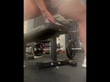 Nena cachonda en el gimnasio te hace ver cómo monta un consolador en su coño público y se corre a chorros