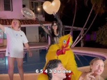 El pollo de Frisby organiza pelea entre ALIX VLOGS y LARA ROSS para ver quién se folla su gorda polla