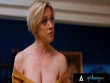 GIRLSWAY - La tristeza de la ruptura de Petite Melody Marks curada por las habilidades de tijera de la madrastra tetona Dee Williams