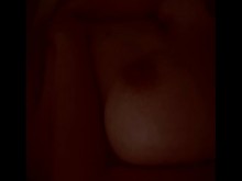 Milf amateur real y caliente con grandes tetas se masturba para su marido hasta lograr un orgasmo relajante.