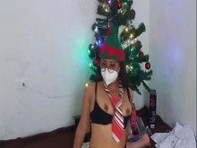 ¡¡ESTUDIANTE MADURA RECIBE SUS REGALOS DE NAVIDAD!! SE MASTURBA SU CLITORIS CON UN DILDO CON FOCOS. QUE PUTA MAS BONITA. PORNO CASERO REAL DE UNA VIEJA ESTUDIANTE