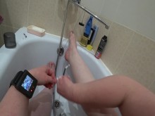Milf en el baño se afeitó las piernas gruesas. Punto de vista y ASMR.