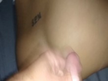 Milf latina mantiene su culo apretado abierto para recibir semen por todas partes