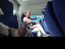 Un extraño mostró su Dick. Milf tetona chupada en el autobús.