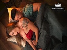 Hermanastros acaban teniendo sexo en el sofá al darse cuenta de que estaban solos en casa