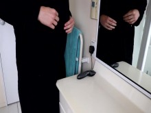 ¡Un chico musculoso se afeita las pelotas en el baño y luego se masturba una polla gruesa y se corre!