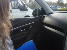 Mamada en un aparcamiento público con la capota hacia abajo