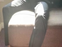 Reunión de negocios - escala en el hotel. Caminando con traje nuevo. Camisa y corbata semen