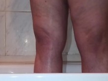 BBW MILF mamá orinando en la ducha en cámara lenta