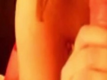 una mamada con lápiz labial rojo al marido