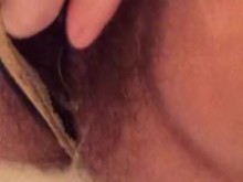 Después del orgasmo mear en bragas negras MILF madura peluda labios perforados