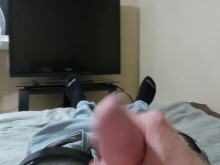 Mira disparar mi carga y luego frotarla por todo mi estómago.