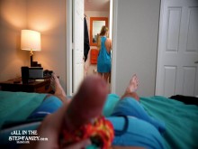 Vacaciones con madrastra: ¡su bikini me puso cachonda y me ayudó a correrme! - Tráiler completo en 4K