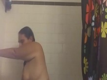 Squirting mojado en la ducha jugando con grandes tetas