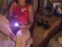 Filmando el minivestido de flores rojas de su compañera de cuarto mientras ella come, fuma cigarrillos y juega a la Ps4