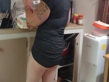 Mujer de negocios haciendo sus deberes en la casa después del trabajo con su vestido corto (PANTY TEASE)