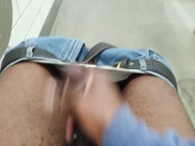 ACCESO Y CORRIDA EN BAÑO PÚBLICO