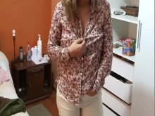 Me excita exhibirme frente a los amigos de mi hijastro viéndolos masturbarse
