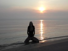 La milf amateur BadTaha se masturba en la playa. Milf rusa masturbación en solitario